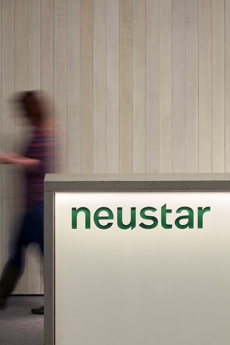 Check Out Photos of Neustar’s Elegant San Francisco Office - Officelovin Reception Desk Signage, Corporate Reception Desk, Desk Signage, Silicon Valley Office, Desk Artwork, Front Desk Design, Reception Signage, Reception Desk Office, Office Signage