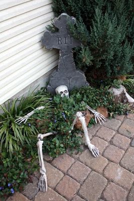 Sweet Something Designs: Halloween Scenery Halloween Flowerbed Ideas, Skeleton Coming Out Of Ground, Skeleton Coming Out Of Grave, Spooky Walkway, Climbing Skeletons, Halloween Walkway Ideas, Garden Skeleton, Halloween Scenery, Skeleton Garden