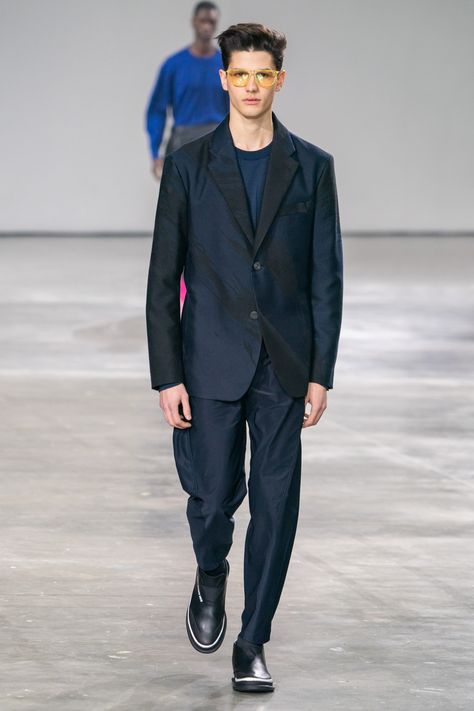 Issey Miyake Fall 2019 Menswear Collection - Vogue Mens Runway, Japanese Mens Fashion, Paris Mens Fashion, Traditional Japanese Kimono, Guy Style, 2019 Runway, Issey Miyake Men, Cultural Festival, Mens Fashion Week