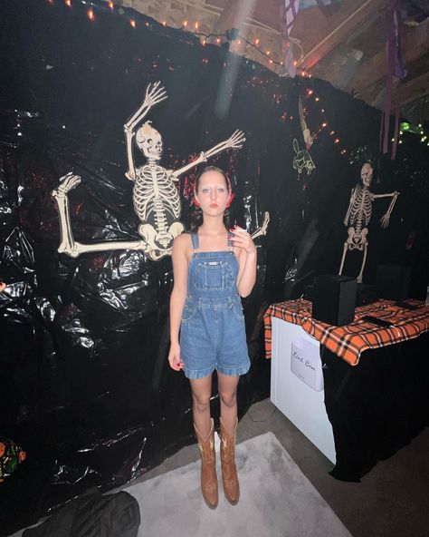 Costume Inspo 2023, Maxine Overall Outfit, Celebrity Halloween Costumes Aesthetic, X Mia Goth Costume, Mia Goth Halloween Costume, X Movie Costume, Mia Goth X Halloween Costume, Mia Goth X Movie Costume, Mia Goth X Costume