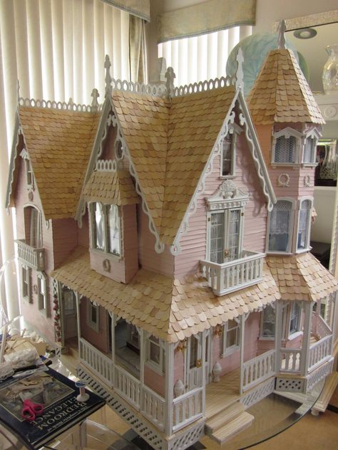 interior details of dollhouses | La Grande Maison-The Greenleaf Garfield Dollhouse Garfield Dollhouse, Gala Ideas, Doll House Plans, Dollhouse Projects, Victorian Dollhouse, Victorian Dolls, Miniature Rooms, Dollhouse Kits, Barbie House