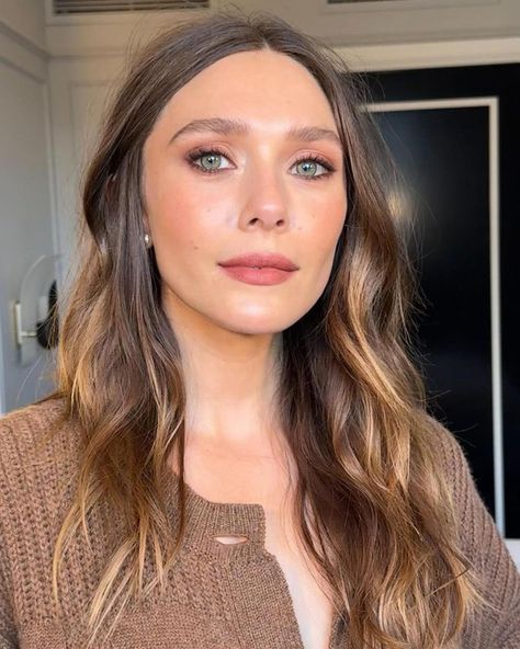 Elizabeth Olsen Style, Pale Skin Makeup, Foreign Celebrities, Elizebeth Olsen, Elizabeth Olsen Scarlet Witch, Angel Girl, Elizabeth Olsen, Cut And Color, Bridal Makeup