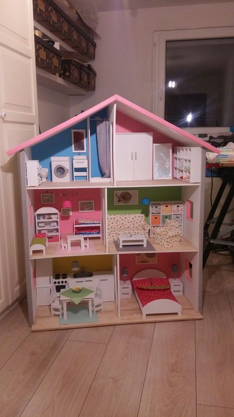 How To Make A Doll House With Cardboard, Cardboard Doll House Diy, Doll House With Cardboard, Doll House Cardboard, Cardboard Dollhouse Diy, Diy Cat Litter Box Furniture, Cardboard Crafts Kids, Cardboard Dollhouse, Barbie House Furniture