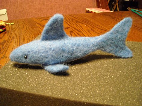 shark Needle Felting Sea Creatures, Needle Felt Whale, Shark Felt, Shark Needle Felt, Ocean Needle Felting, Felt Magnet, Felt Animal Patterns, Cute Small Animals, Needle Felting Diy