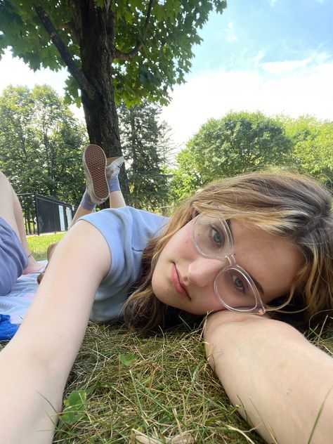 Pics Laying Down, Selfie Lying Down, Grass Poses Picture Ideas, Laying On The Grass Aesthetic, Grass Picture Ideas Instagram, Garden Selfie Ideas, Park Selfie Ideas, Nature Selfie Ideas, Grass Picture Ideas