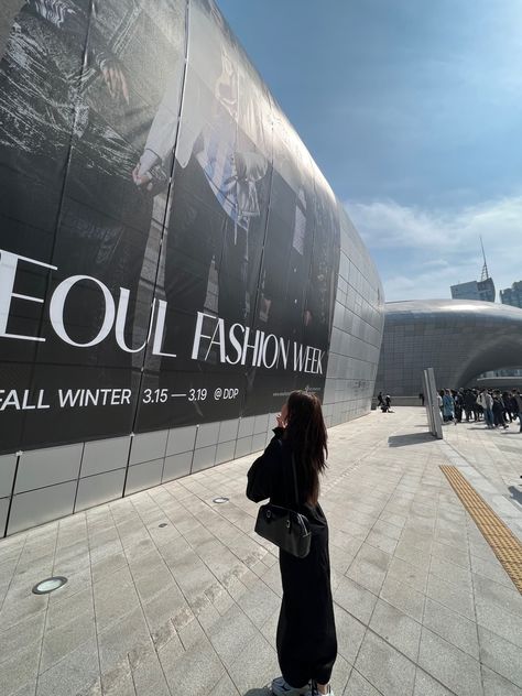 seoul fashion week in dongdaemun plaza in seoul Living In Seoul Aesthetic, Korean Mall Seoul, South Korea Aestethic Seoul, Myeongdong Seoul Aesthetic, Seoul Shopping Street, Seoul Korea Travel, Seoul Fashion, Seoul Fashion Week, Seoul Korea