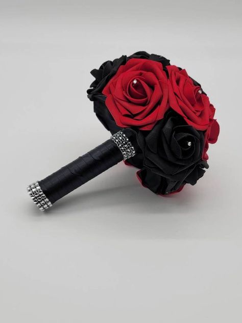 Black And Red Wedding Bouquet, Black Red And Purple Wedding, Black And Red Bouquet, Red And Black Wedding Theme, Black Flowers Bouquet, Black Wedding Bouquet, Gothic Bouquet, Quinceanera Flowers, Bucket Flowers