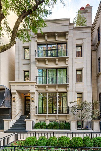 Not the facade but more of an example of the elevated front door with lower courtyard and juliete balcony. Apartment Building Exterior, Apartments Exterior, Apartment Exterior, Classic Building, House Facade, Townhouse Designs, Apartment House, Casas Coloniales, Building Exterior