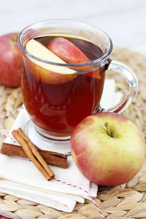 Apple Tea Super Bowl Punch, Super Bowl Drinks, Superbowl Cocktails, Cloves Recipes, Pumpkin Bisque, Chai Tea Latte Recipe, Spiced Tea, Tea Latte Recipe, Apple Brandy