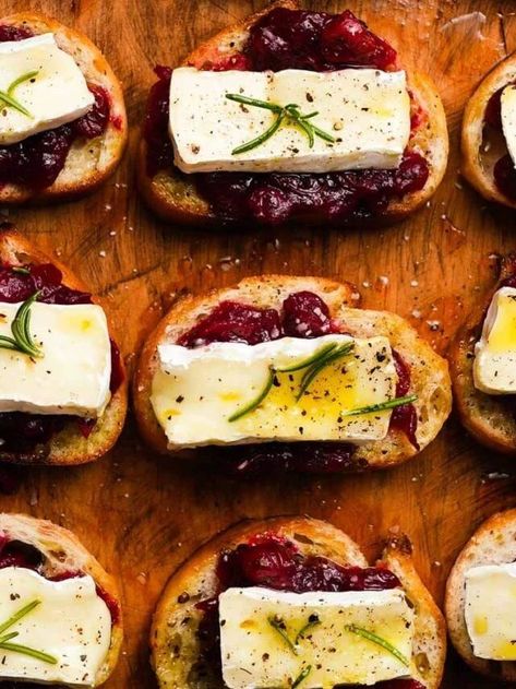 40+ best Christmas dinner ideas! Ranging from appetizers, main courses, sides, desserts and more! These recipes will impress your guests and are perfect for any holiday get together for the perfect feast! Now, let’s get into the perfect Christmas dinner menu. Cranberry Brie Crostini, Holiday Brie, Recipes For Dinner Party, Brie Crostini, Cranberry Brie Bites, Warm Appetizers, Brie Cranberry, Toasted Crostini, Brie Appetizer