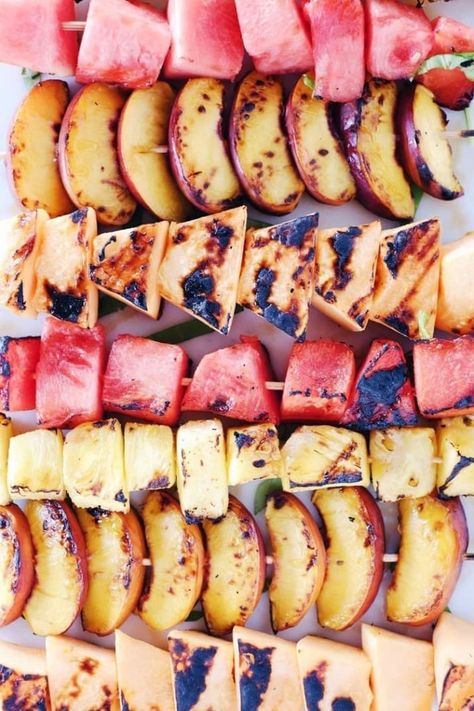 Grilled Fruit Salad - 23 Things To Grill This Summer That Aren't Meat Grilled Fruit Kabobs, Grilled Fruit Recipes, Summer Dinner Recipes Grill, Grilled Watermelon, Grilled Fruit, Easter Dinner Recipes, Fruit Kabobs, Summer Grilling Recipes, Grilled Veggies