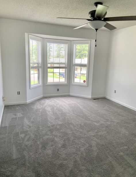 Neutral Bedroom Grey Carpet, Light Gray Carpet Bedroom, Light Carpet Bedroom, Light Grey Carpet Bedroom, Grey Bedroom Carpet, Gray Carpet Bedroom Ideas, Small Apartment Essentials, Carpet Bedroom Ideas, Black Carpet Living Room