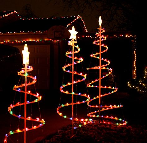 Outdoor Christmas Tree Decorations, Spiral Christmas Tree, Diy Christmas Lights, Outdoor Christmas Tree, Christmas Light Displays, Christmas Yard Decorations, Led Christmas Lights, Christmas Yard, Outdoor Christmas Lights