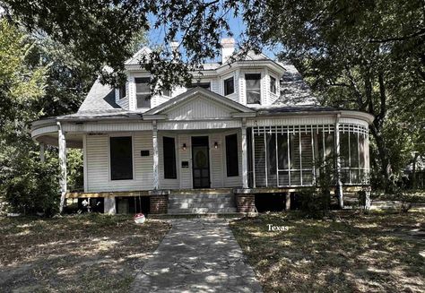 $75K Thursday - Texas Fixer Upper Time Capsule Under $70K - Old Houses Under $50K Upstairs Addition, Fixer Upper Homes, Industrial Decor Kitchen, Historic Homes For Sale, Old Manor, Old Houses For Sale, Texas Homes, Screened In Porch, Historic Home