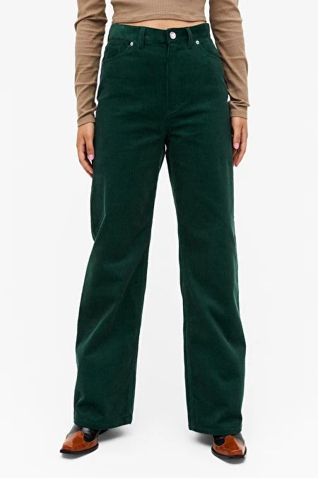 Today I bought a beautiful pair or green corduroy pants like these from j. crew. And do they fit? No!!! Corduroy Trousers Outfit, Dark Green Corduroy Pants, Trending Fits, Trouser Outfit, Pink Trousers, Green Trousers, Berlin Fashion, Corduroy Trousers, Green Corduroy