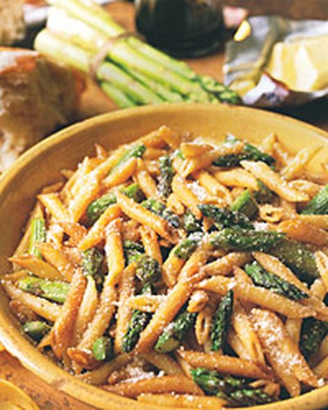 Penne with Roasted Asparagus and Balsamic Butter Recipe Resep Pasta, Diner Recept, Roasted Asparagus, Think Food, Vegetarian Meals, Comfort Foods, Couscous, Dinner Time, I Love Food