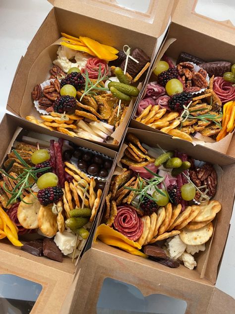 Individual Picnic Box Ideas, Snack Boxes For Adults Party, Grazing Lunch Box Ideas, Individual Picnic Boxes, Picnic Boxes Ideas, Charcuterie Boxes To Go Individual, Individual Charcuterie Box Ideas, Box Salado, Individual Grazing Boxes