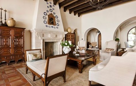 Eye For Design: Decorate Spanish Colonial "Old Hollywood" Style With Whitewashed Walls. Spanish Colonial Interior Design, Mediterranean Living Room Decor, Spanish Style Living Room, Spanish Colonial Decor, Mediterranean Style Living Room, Spanish Living Room, Spanish Style Home Interior, Style Hacienda, Spanish Home Interior