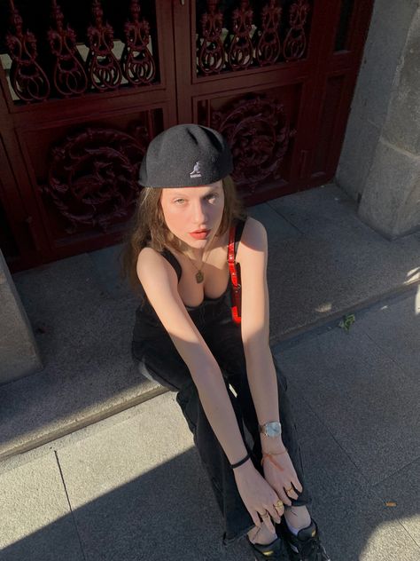 Kangol Beret Outfit, Kangol Hat Outfit, Kangol Hats Women Outfit, Kangol Hat, Beret Outfit, Kangol Hats, Aesthetic Ootd, Winter 22, Cap Fashion