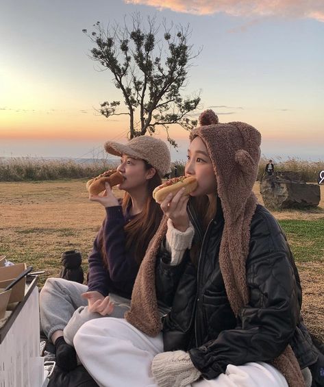 Best Friend Korean, Best Friends Sleepover, Photos To Recreate, Friends Sleepover, Korean Best Friends, Follow For More, Best Friend, Best Friends, Sun