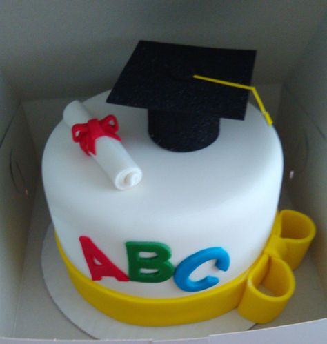 Kids Graduation Cake Ideas, Graduation Cake For Kindergarten, Kindergarten Cake Graduation, Graduation Cake For Kids, Nursery Graduation Cake, Kindergarten Graduation Cake Ideas, Kindergarten Cake, 16th Birthday Cake For Girls, Kindergarten Graduation Cake