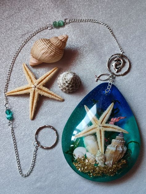 Raisen Art, Resin Pendent Ideas, Resin Art Pandent, Ocean Resin Pendant Diy, Ocean Wall Hanging, Resin Wall Hanging, Ocean-inspired Blue Resin Jewelry, Blue Resin Ocean-inspired Necklaces, Resin Jewlery