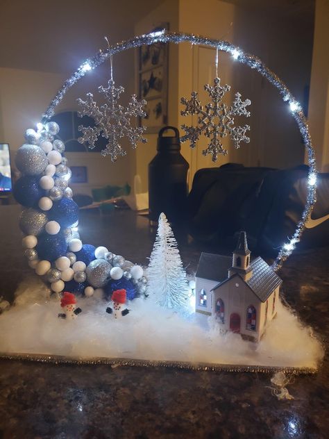 Snowglobe Display Ideas, Diy Snowglobe Photo Booth, Diy Large Snow Globe, Snow Globe Parade Float, Life Size Snow Globe, Large Snow Globes, Parade Float Diy, Christmas Parade Floats, Diy Snow Globe