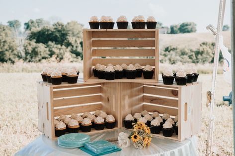 Wooden Crates Cupcake Display, Cupcake Crate Display, Cupcake Table Display Graduation, Graduation Party Cupcakes Display, Crate Cupcake Display, Cupcake Display Ideas Diy, Graduation Party Cupcakes, Craft Stall Display, Wedding Dessert Table Decor