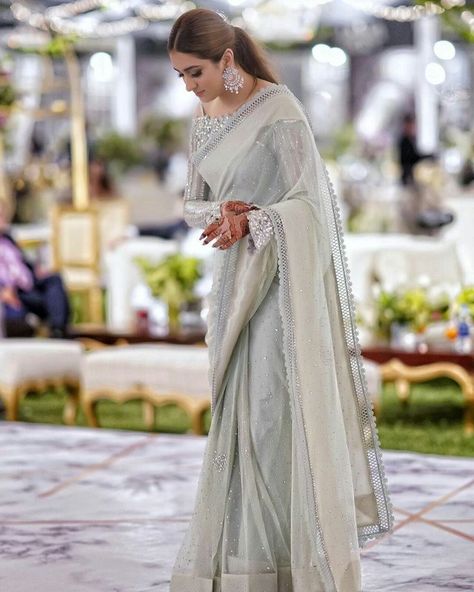 Pakistani Saree Styles, Saree For Muslims, Modest Saree Styles, Latest Saree Designs Party Wear Wedding, Walima Saree, Pakistani Saree, Bridal Dresses 2022, Pengantin India, Sarees For Girls