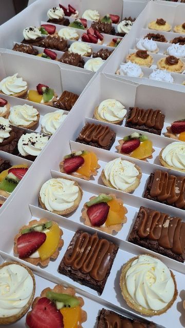 Box Dulces Ideas, Box Dulce, Mini Brownies, Dessert Boxes, Bakery Business, Mini Cakes, Brownies, Waffles, Cafe