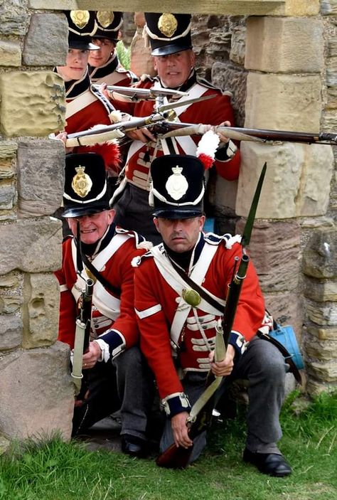 Waterloo reenactor - Coldstream Guard defense Napoleonic Wars Uniforms, Historical Garments, Coldstream Guards, British Army Uniform, Body Build, Napoleonic Uniforms, British Uniforms, Time Princess, Army Uniform