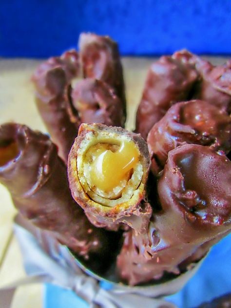 CHILEAN CHOCOLATE & CARAMEL COOKIE STICKS - CUCHUFLIS - 📷 Food Photo Shoot 📷 — Steemit Chilean Desserts, Healthy Latin Recipes, Chilean Food, Chocolate Caramel Cookies, South American Recipes, Chilean Recipes, Cookie Sticks, American Desserts, Caramel Cookies