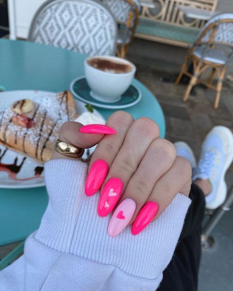 Pink Oval Nails, Valentine Nails Pink, Pink Summer Nails, Pink Nail Colors, Barbie Nails, Nails Minimalist, Nails Oval, Minimalist Nail, Small Nail