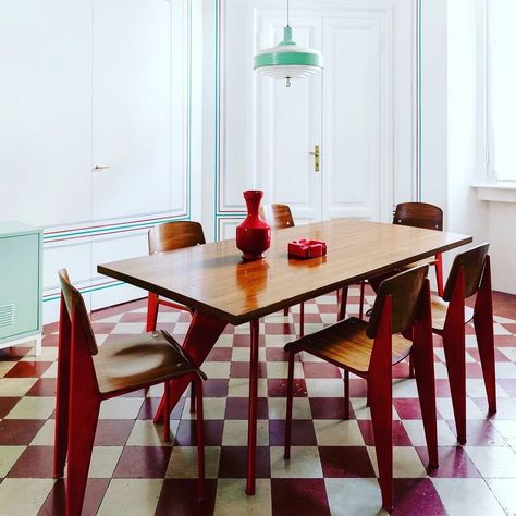 https://www.instagram.com/p/COwvudONjO5/?utm_medium=share_sheet Checkered Decor, Checkerboard Floor, Vogue Living, Farmhouse Dining, Ikea Hacks, Vintage Chairs, B & B, 인테리어 디자인, Dining Chair Set