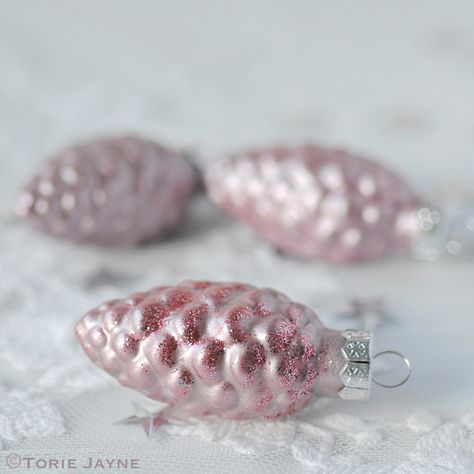 Pinecone Decorations Diy, Pale Pink Christmas, Girlie Christmas, Pinecone Decorations, Christmas Pastel, Christmas In Pink, Icy Pink, Pretty Christmas Decorations, Christmas Dreaming