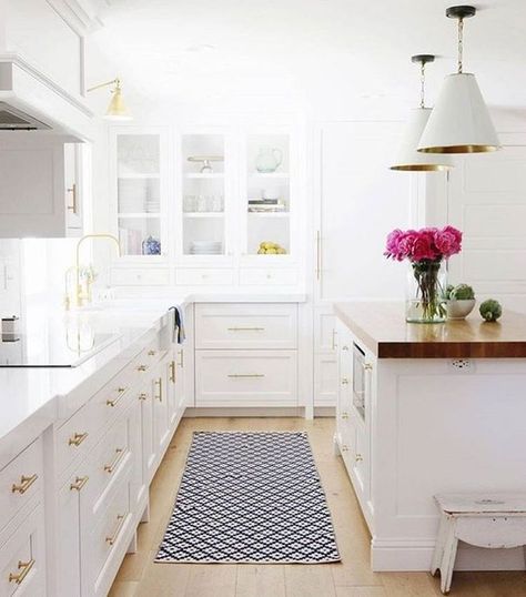 white + wood + brass Kabinet Dapur, Decor Studio, Classic Kitchen, Gold Kitchen, Kitchen Farmhouse, Kitchen Remodeling Projects, Counter Tops, Decor Minimalist, Kitchen Remodel Idea