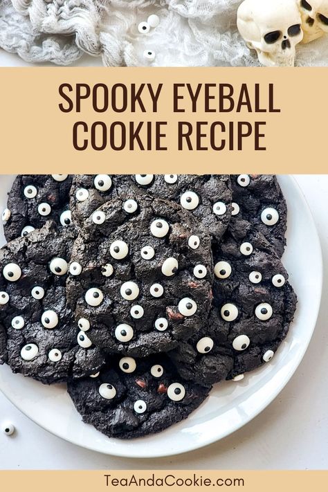 Halloween Eyeball Cookies, Eyeball Cookies, Butter Cake Cookies, Cake Mix Cookie Bars, Candy Eyes, Cookie Dough Bars, Fun Halloween Treats, Halloween Cookies Decorated, Halloween Treats Easy