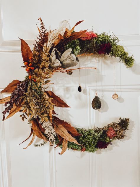 Crescent Moon Wreath Diy Fall, Fall Crescent Moon Wreath, Crescent Christmas Wreath, Witches Wreath Ideas, Pagan Christmas Wreath, Witchy Fall Decor Diy, Fall Moon Wreath, Moon Shaped Wreath, Diy Crescent Moon Wreath