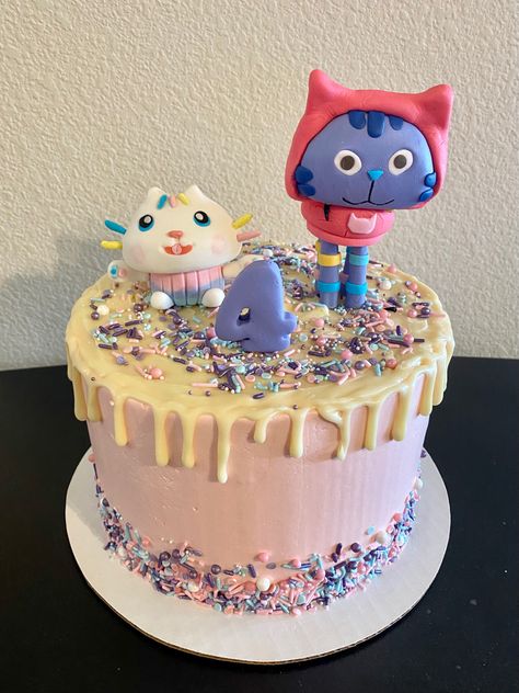 Gabby’s Dollhouse cake with Cakey and DJ Catnip gum paste cake toppers. Dj Catnip Cake, Gabbys Dollhouse Cake Ideas, Gaby Dollhouse Cakes, Gabbys Dollhouse Cake, Dj Catnip, Gabby Birthday, Kitten Birthday Party, Birthday Cake For Cat, Gabby Dollhouse