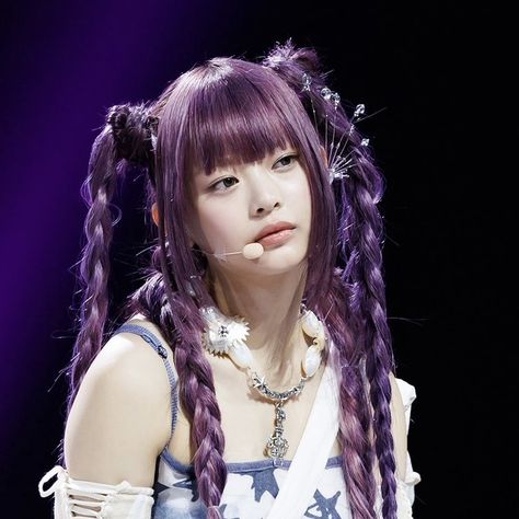 hanni pham new jeans icon Girl With Purple Hair, Hanni Pham, Kpop Hair, Hair Icon, Bad Gal, Kpop Girl Bands, Hair Inspo Color, Pop Artist, Purple Aesthetic