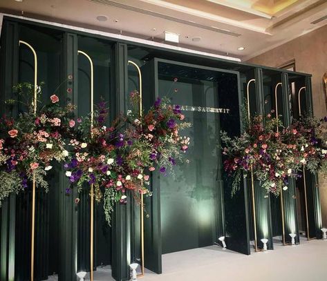 Wedding Decor Indoor, Photowall Ideas, Wedding Stage Backdrop, Reception Backdrop, Wedding Background Decoration, Wedding Entrance Decor, Backdrop Decor, Wedding Stage Design, Dream Wedding Decorations