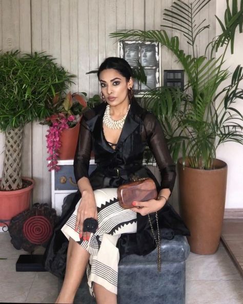 Ishita Mangal on Instagram: “Tell me honestly, did I make you yawn? 👀 #OneMinuteOneLook Jacket : @quo_india Trouser : @anitadongregrassroot Bralette :…” Ishita Mangal, Palazzo Outfit, Todays Outfit, Classic Outfits, Content Creators, Every Woman, First Look, Different Styles, Tell Me