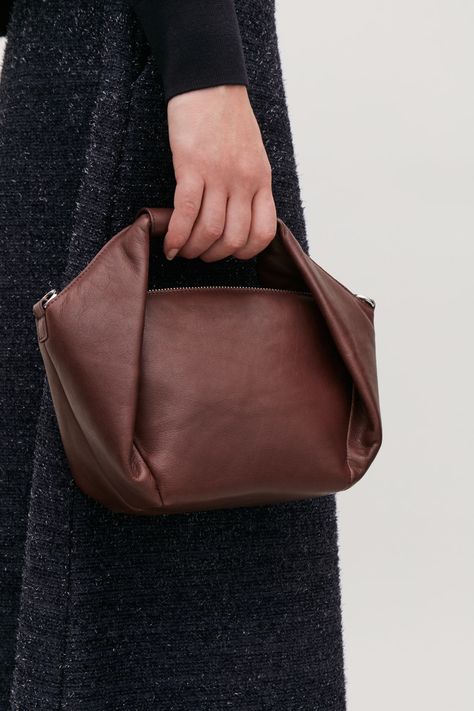 Bag Closet, Origami Bag, Origami For Beginners, Unique Handbags, Small Wardrobe, O Bag, Soft Leather Bag, Big Bags, Square Bag