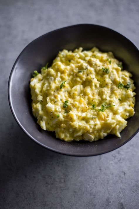 Soft Boiled Egg Salad | Enjoy your soft boiled eggs in egg salad form! Combined with Greek yogurt for a healthier meal option |… Onion Spaghetti, Yummy Burgers, Boiled Egg Salad, Stomach Rumbling, Whole30 Diet, Soft Boiled Egg, Bariatric Food, Light Meals, Boiled Egg Diet