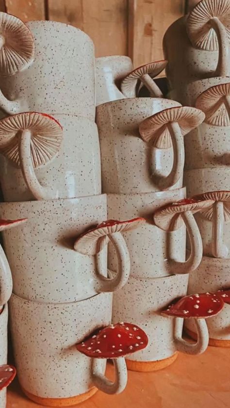 Mushroom Mugs, Ornaments Homemade, Sculptures Céramiques, Tanah Liat, Fabric Christmas Ornaments Diy, Christmas Ornaments Diy, Styrofoam Ball, Diy Felt, Pottery Crafts