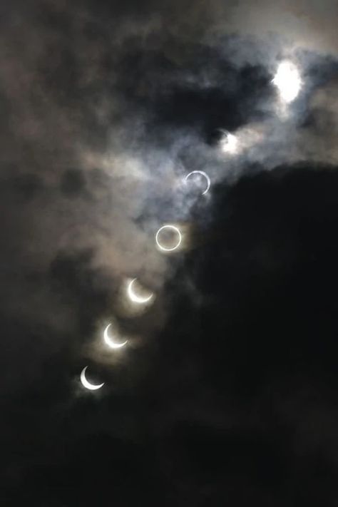 Solar Eclipse Photo, Eclipse Photos, رعب نفسي, Night Sky Wallpaper, Moon Pictures, Dragon Age Inquisition, Moon Photography, Dark Wallpaper Iphone, Hubble Space Telescope