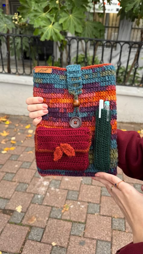 Pochette et rangement pour livre/tablette colorés et polyvalents Cette pochette faite main allie l'harmonie des couleurs à une touche chaleureuse de style, ce qui vous simplifie la vie grâce à son utilisation polyvalente ! Que ce soit comme housse de protection pour votre livre ou votre tablette, ou comme organiseur pratique pour votre sac, il est conçu pour s'adapter à vos besoins. La poche frontale spéciale vous permet de garder les stylos, les petits accessoires ou les cartes bien organisés. Il est soigneusement fabriqué à la main avec 100 % d'amour et du fil de haute qualité. Caractéristiques principales : Utilisation polyvalente : peut être utilisé comme pochette de livre, couverture de tablette ou organiseur de sac. Facile à transporter : design léger et pratique qui tient parfaiteme Crochet Book Organizer, Crochet Book Holder Wall, Crochet Ipad Accessories, Book Sleeve Aesthetic, Crochet E Reader Cover, Crochet Book Sleeve With Pocket, Tablet Cover Crochet, Crochet Book Purse, Crochet Tablet Sleeve