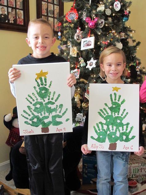 Hand Print Tree, Handprint Christmas Tree, Handprint Christmas, Christmas Crafts For Kids To Make, Christmas Tree Crafts, Cool Christmas Trees, Preschool Christmas, Crafts For Kids To Make, Tree Crafts