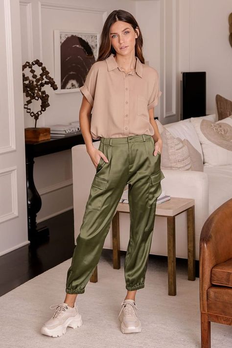 Beige Sweatpants Outfits, Satin Joggers Outfit, Cargo Pants Outfit Casual, Cargo Joggers Outfits, Satin Pants Outfit, Olive Chinos, Navy Cargo Pants, Green Pants Outfit, Tapered Pant