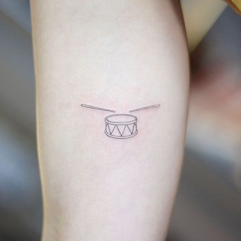 Snare Drum Tattoo, Drum Stick Tattoo, Drummer Tattoo, Atom Tattoo, Drum Tattoo, Stick Tattoo, Music Tattoo Designs, Cute Tiny Tattoos, Music Tattoo